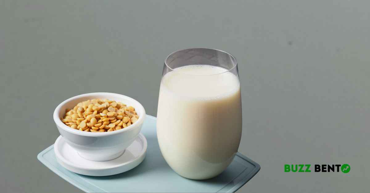 বাটিতে ফর্টিফাইড সিরিয়াল এবং পাশে এক গ্লাস সয়া মিল্ক